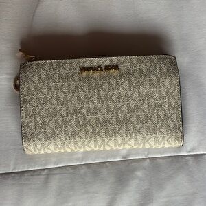 Michael Kors Cream Wallet Zip-Around Durable